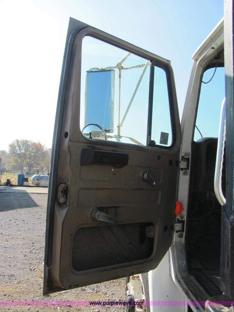 image for item C2963 1984 International S9100 semi truck