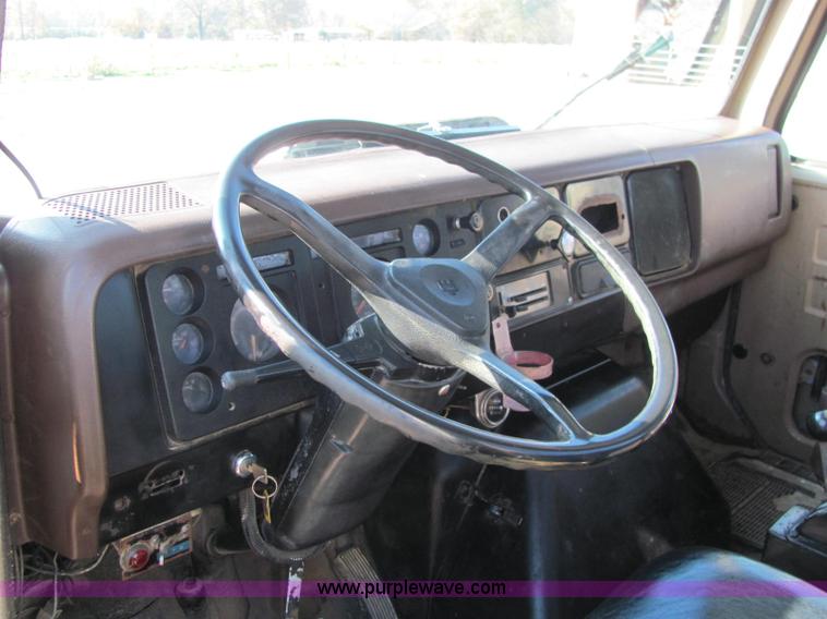 image for item C2963 1984 International S9100 semi truck