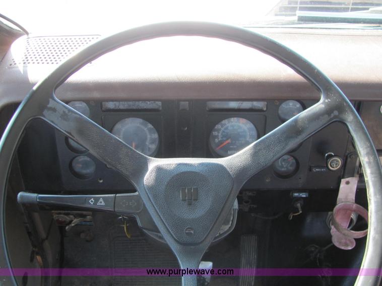 image for item C2963 1984 International S9100 semi truck