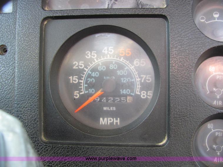 image for item C2963 1984 International S9100 semi truck