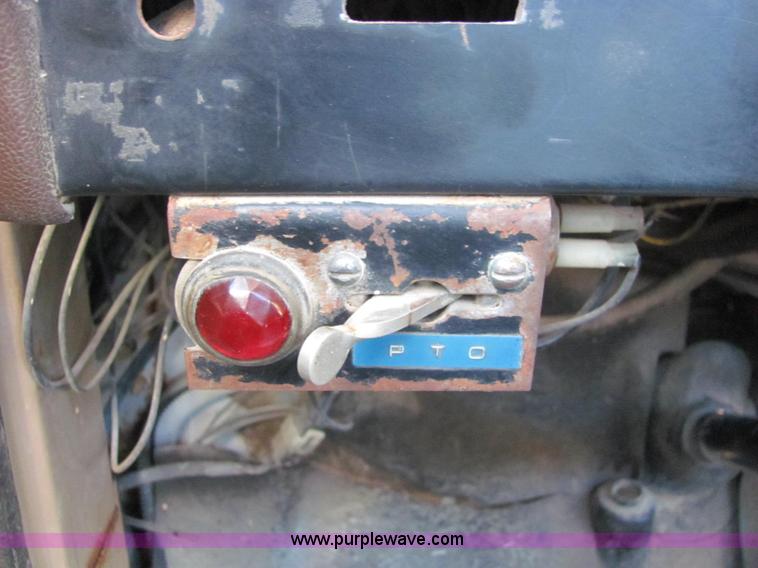 image for item C2963 1984 International S9100 semi truck