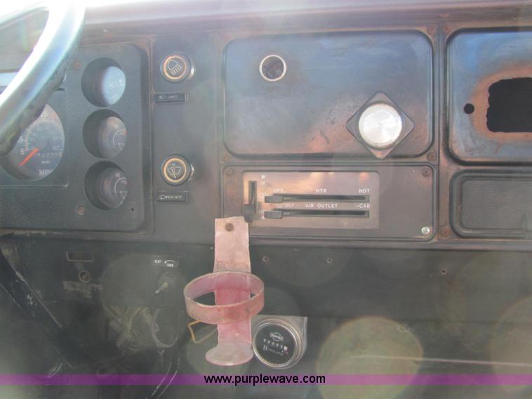 image for item C2963 1984 International S9100 semi truck