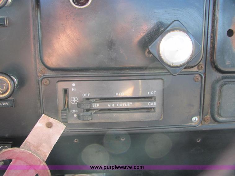 image for item C2963 1984 International S9100 semi truck