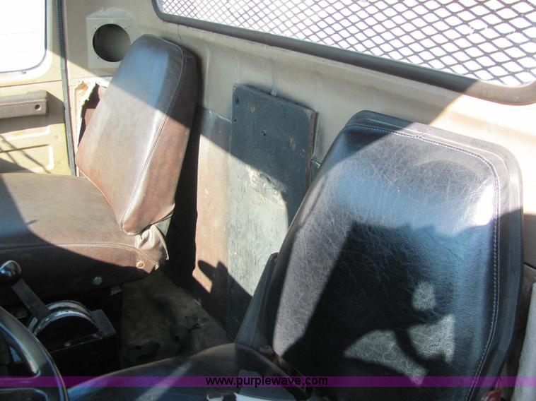 image for item C2963 1984 International S9100 semi truck