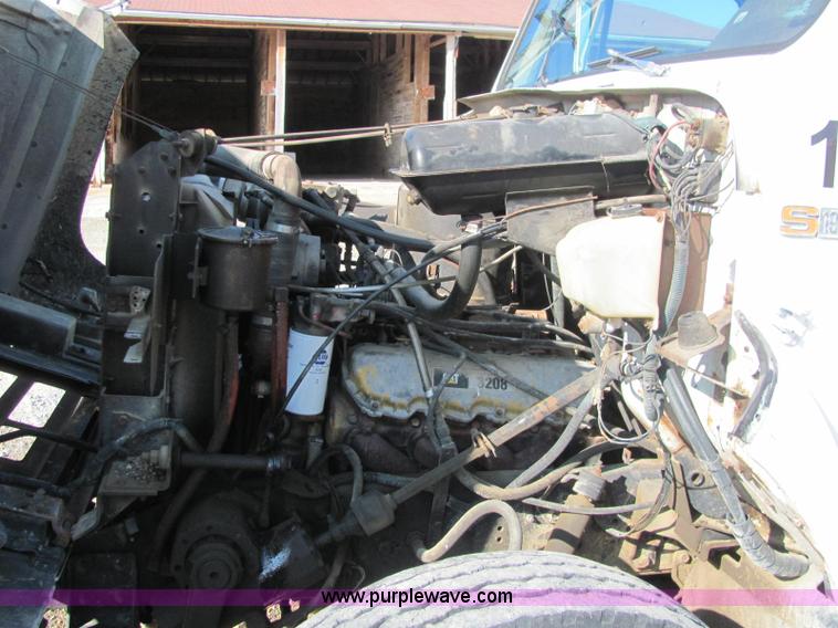 image for item C2963 1984 International S9100 semi truck