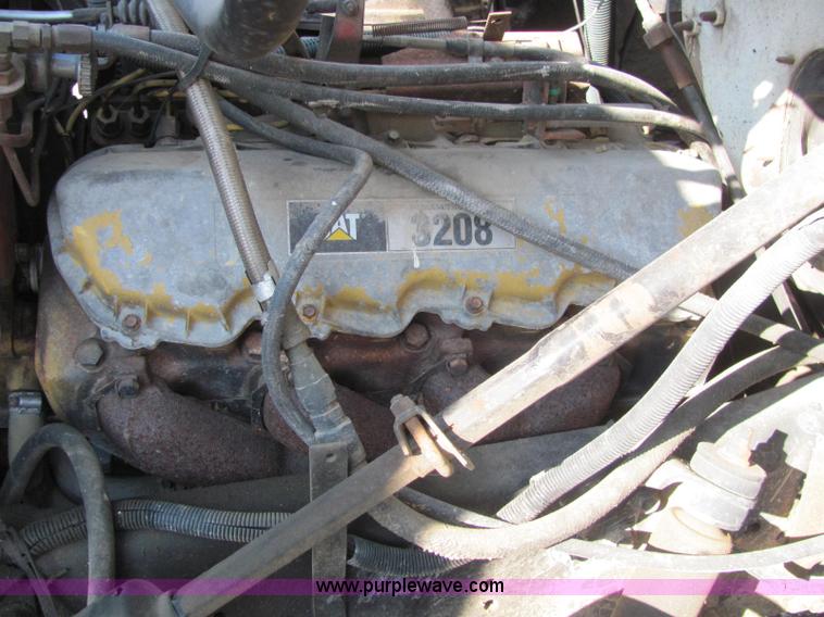 image for item C2963 1984 International S9100 semi truck