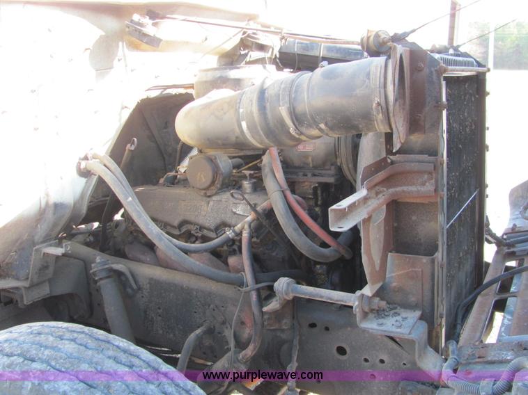 image for item C2963 1984 International S9100 semi truck