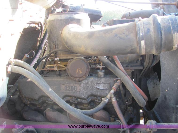 image for item C2963 1984 International S9100 semi truck