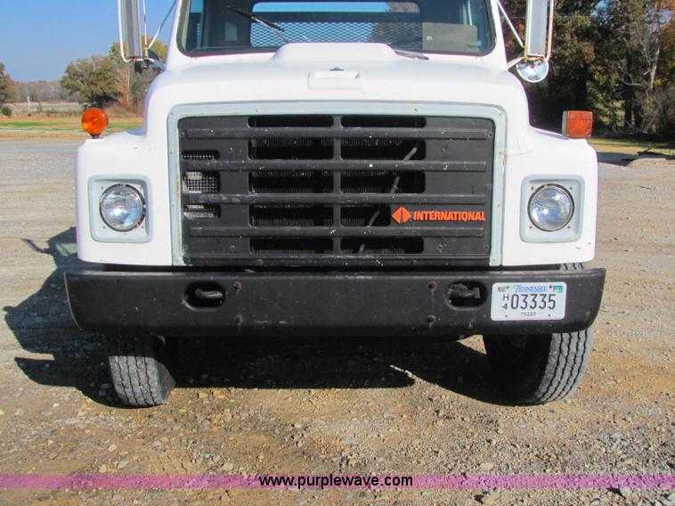 image for item C2963 1984 International S9100 semi truck