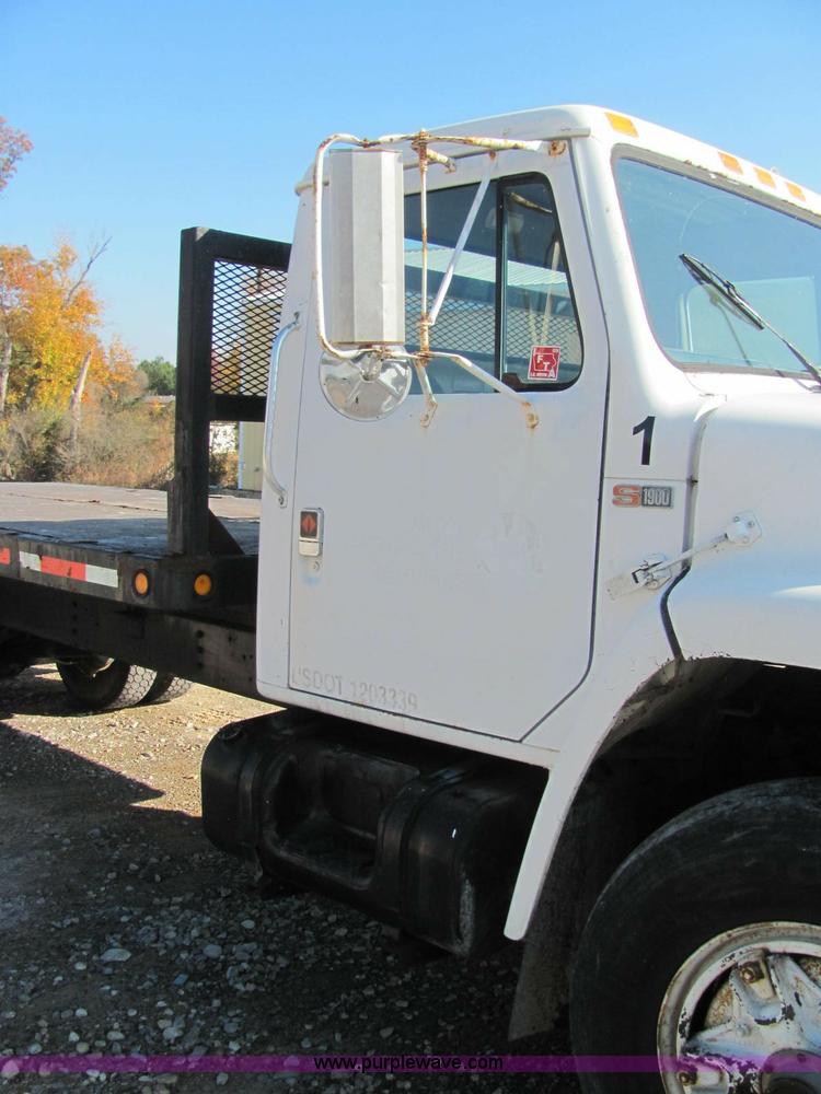 image for item C2963 1984 International S9100 semi truck