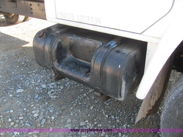 image for item C2963 1984 International S9100 semi truck