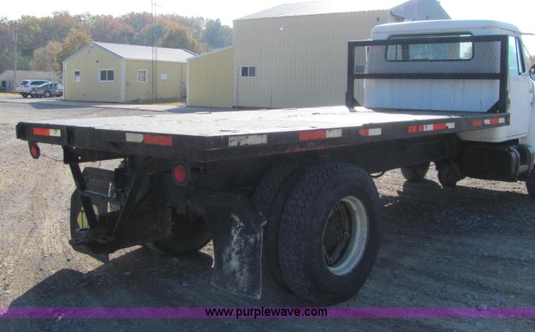 image for item C2963 1984 International S9100 semi truck