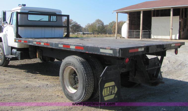 image for item C2963 1984 International S9100 semi truck