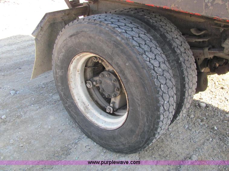 image for item C2963 1984 International S9100 semi truck