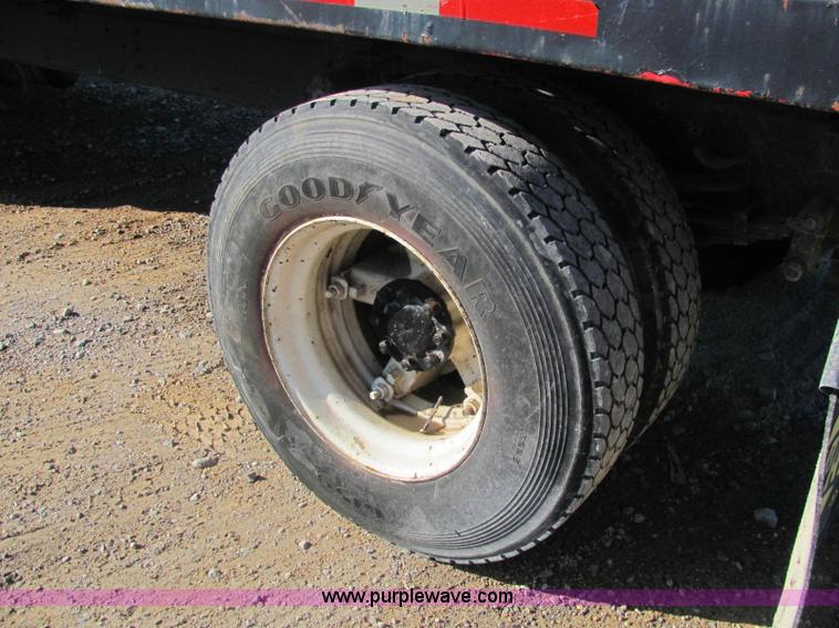 image for item C2963 1984 International S9100 semi truck