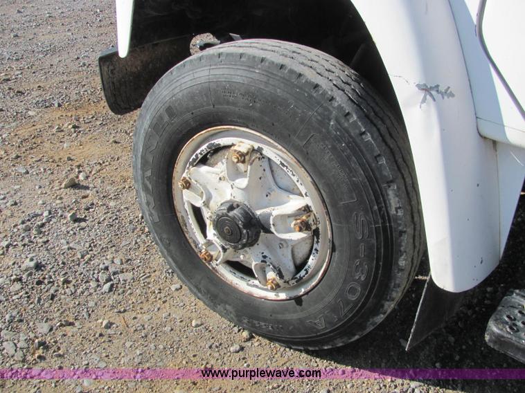 image for item C2963 1984 International S9100 semi truck