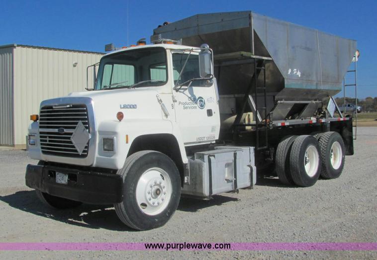 image for item C2964 1992 Ford L9000 fertilizer tender truck