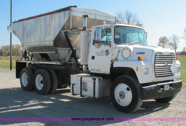 image for item C2964 1992 Ford L9000 fertilizer tender truck