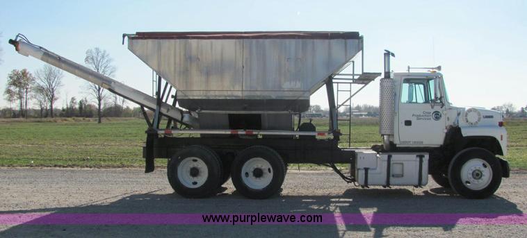 image for item C2964 1992 Ford L9000 fertilizer tender truck
