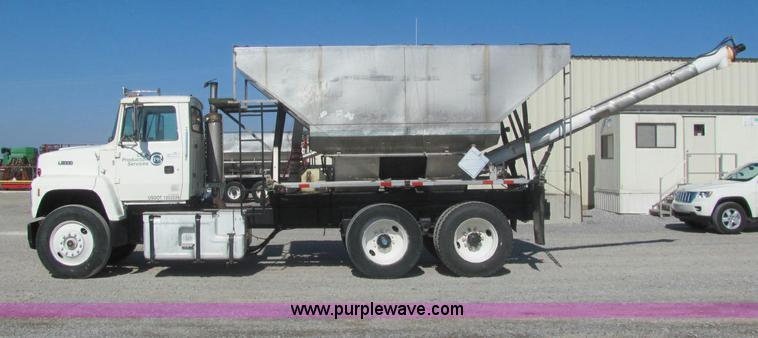 image for item C2964 1992 Ford L9000 fertilizer tender truck