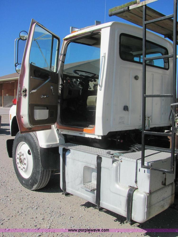 image for item C2964 1992 Ford L9000 fertilizer tender truck