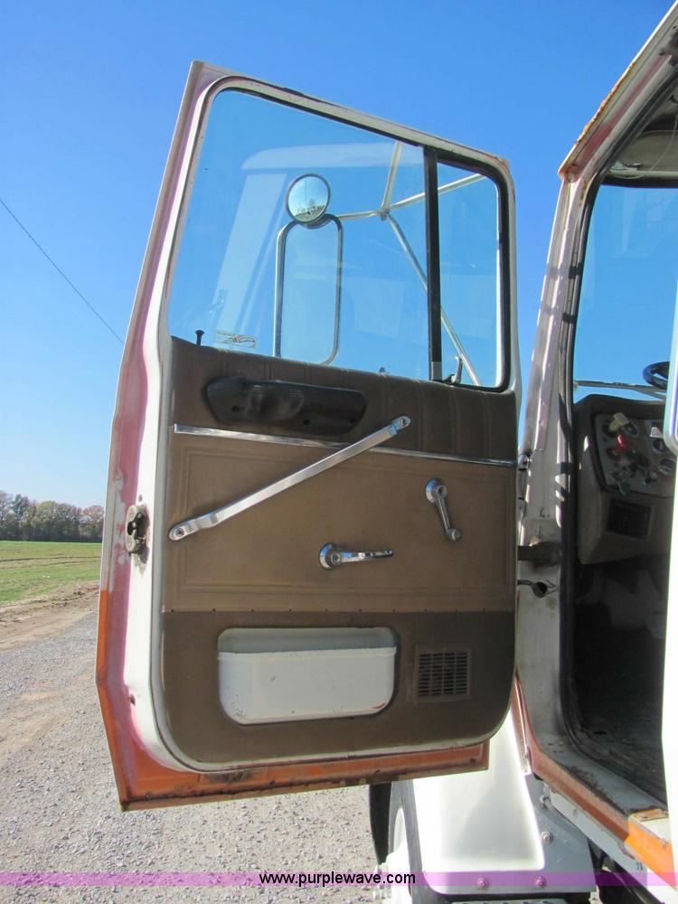 image for item C2964 1992 Ford L9000 fertilizer tender truck