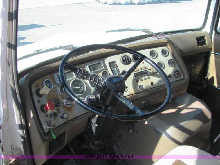 image for item C2964 1992 Ford L9000 fertilizer tender truck