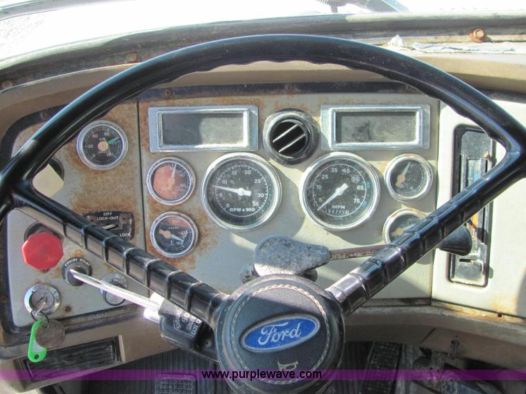 image for item C2964 1992 Ford L9000 fertilizer tender truck