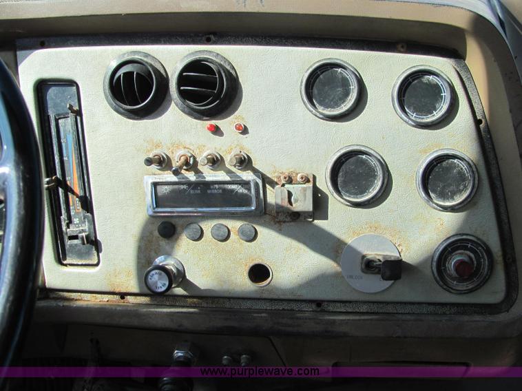 image for item C2964 1992 Ford L9000 fertilizer tender truck