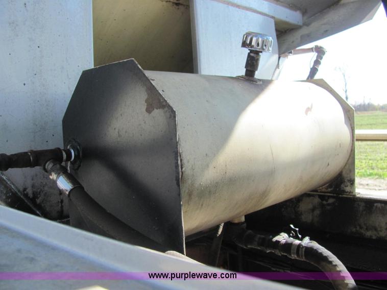 image for item C2964 1992 Ford L9000 fertilizer tender truck