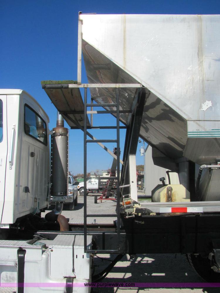 image for item C2964 1992 Ford L9000 fertilizer tender truck