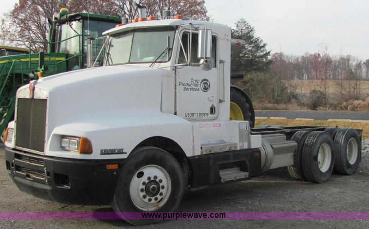 image for item C2967 1989 Kenworth T600 semi truck