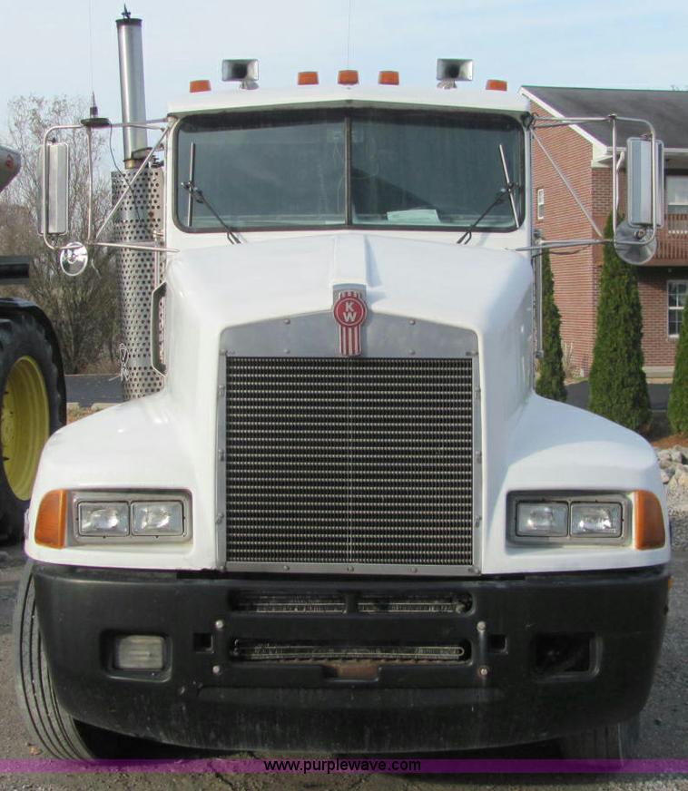 image for item C2967 1989 Kenworth T600 semi truck