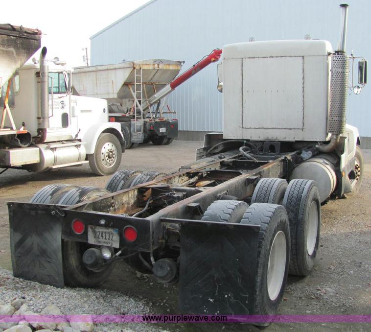 image for item C2967 1989 Kenworth T600 semi truck