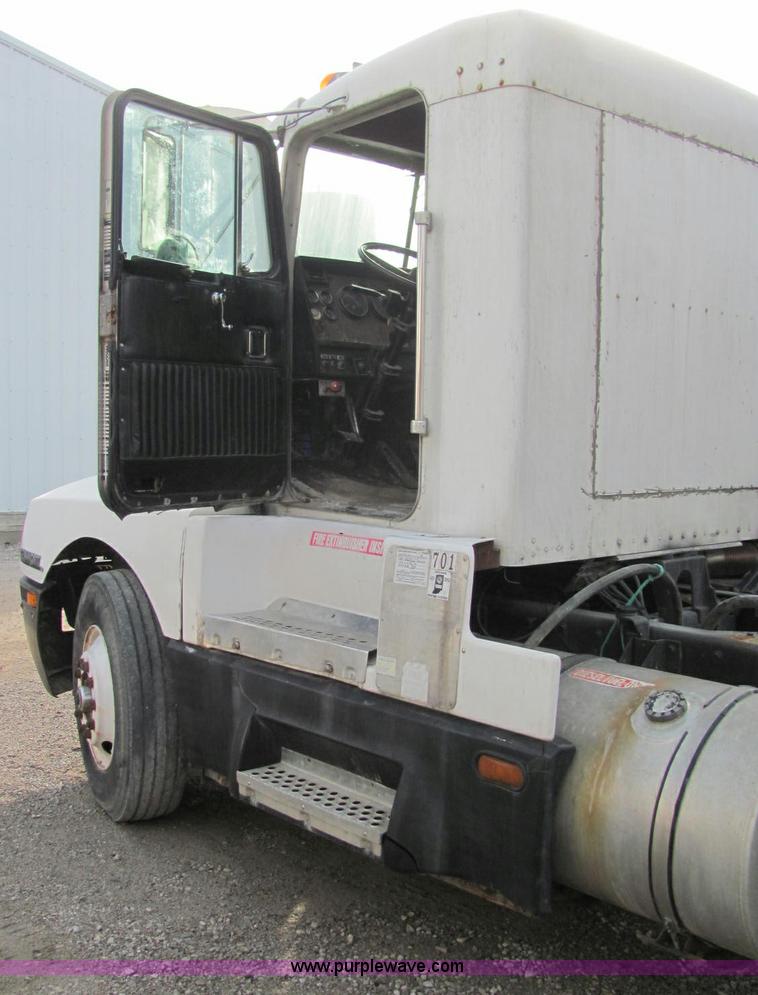 image for item C2967 1989 Kenworth T600 semi truck