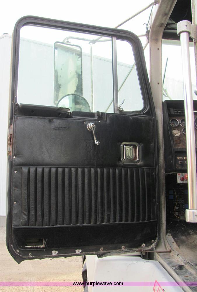 image for item C2967 1989 Kenworth T600 semi truck