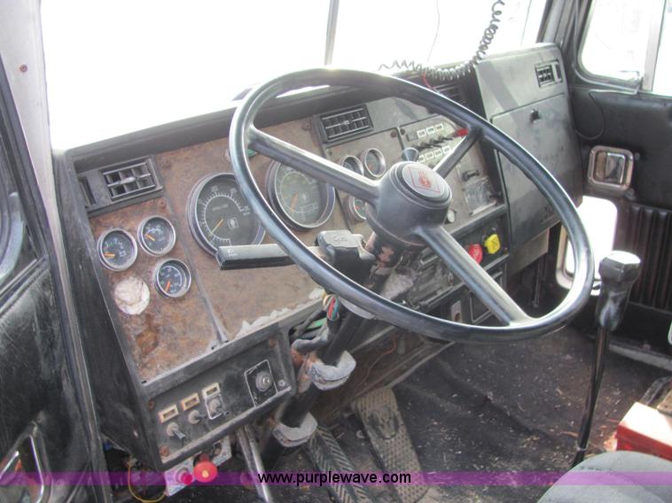 image for item C2967 1989 Kenworth T600 semi truck