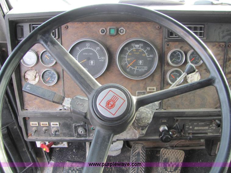 image for item C2967 1989 Kenworth T600 semi truck