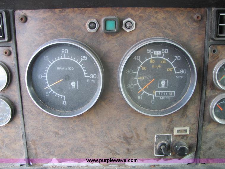 image for item C2967 1989 Kenworth T600 semi truck