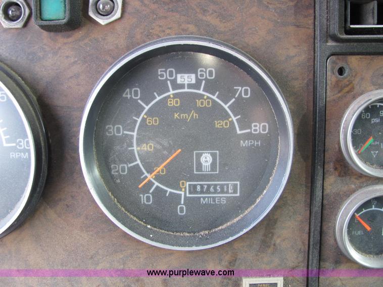 image for item C2967 1989 Kenworth T600 semi truck