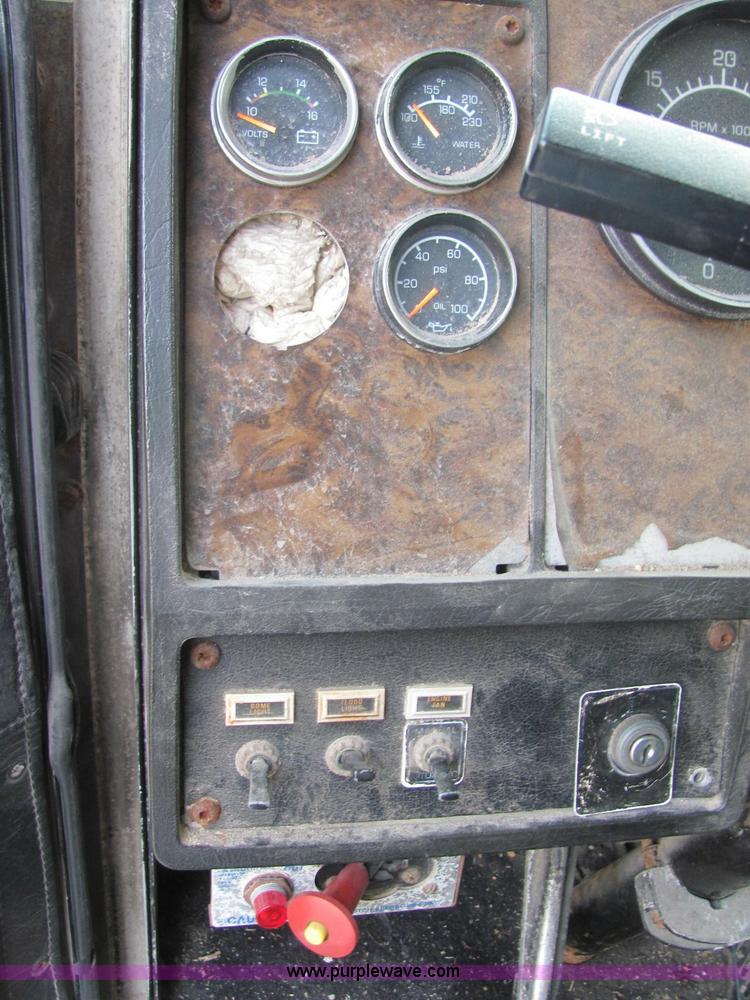 image for item C2967 1989 Kenworth T600 semi truck