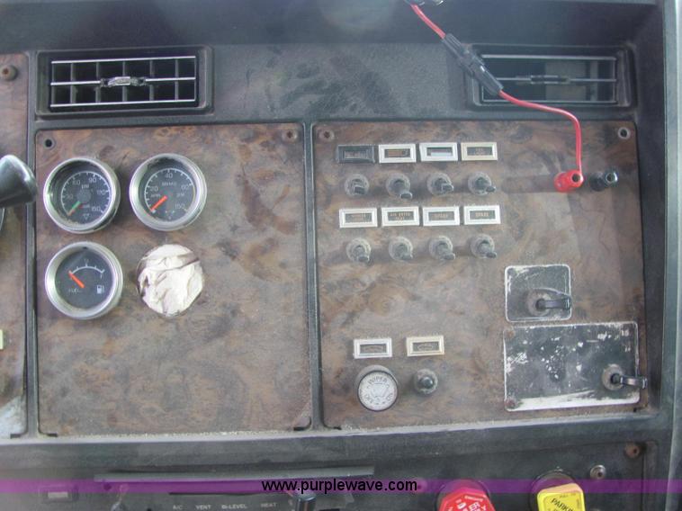 image for item C2967 1989 Kenworth T600 semi truck