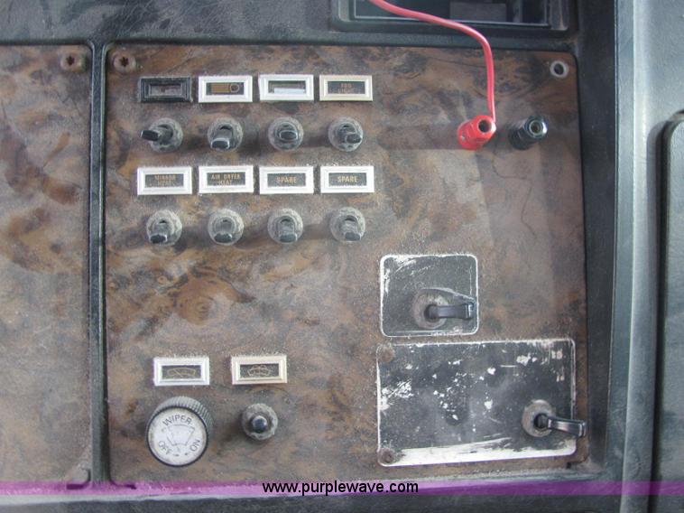 image for item C2967 1989 Kenworth T600 semi truck