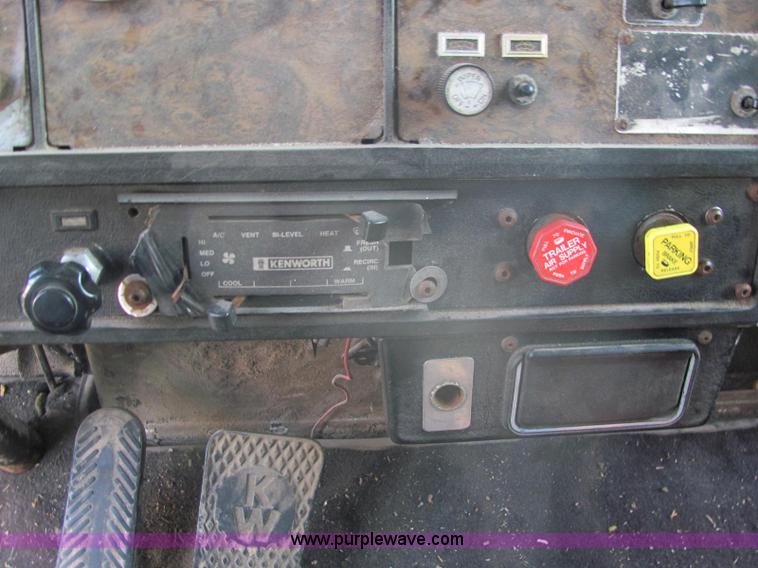 image for item C2967 1989 Kenworth T600 semi truck