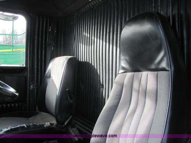 image for item C2967 1989 Kenworth T600 semi truck