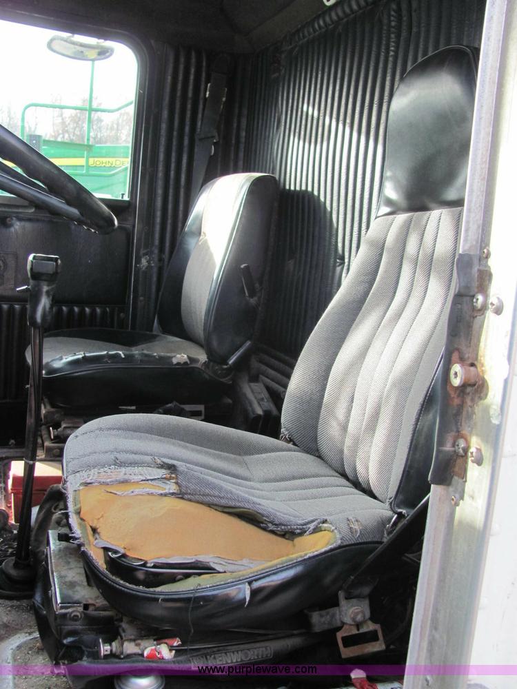 image for item C2967 1989 Kenworth T600 semi truck