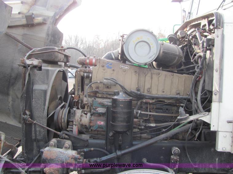 image for item C2967 1989 Kenworth T600 semi truck