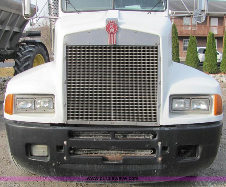 image for item C2967 1989 Kenworth T600 semi truck