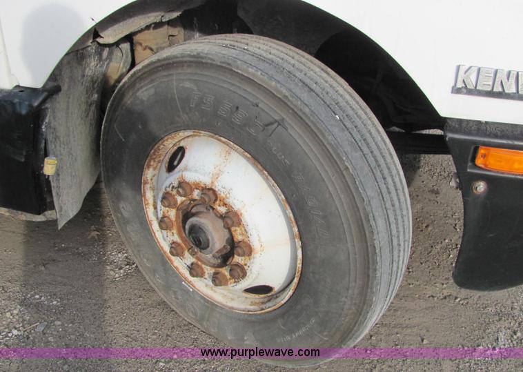 image for item C2967 1989 Kenworth T600 semi truck