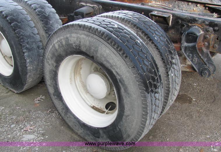 image for item C2967 1989 Kenworth T600 semi truck